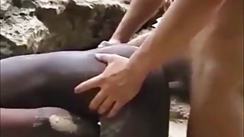 Мулатка и ее белокожий любовник у моря занимаются страстным сексом...