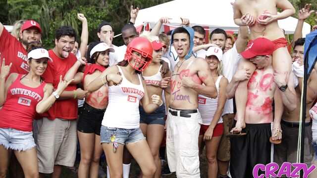 Молодая девица с большой жопой трахается на природе после вечеринки