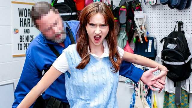 Молоденькая воровка сделала минет зрелому охраннику и трахнулась с ним...