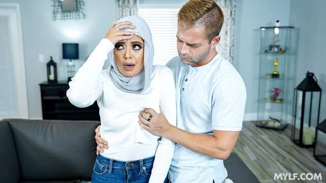 Скромная арабка в хиджабе встала раком и засветила большую жопу...