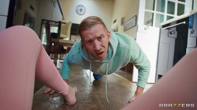 Познакомился с симпатичной блондинкой и пригласил к себе потрахаться...