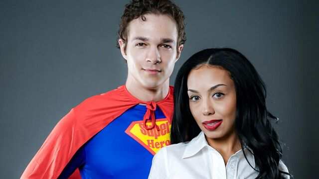 Миниатюрная брюнеточка отлично попрыгала на большом члене парня