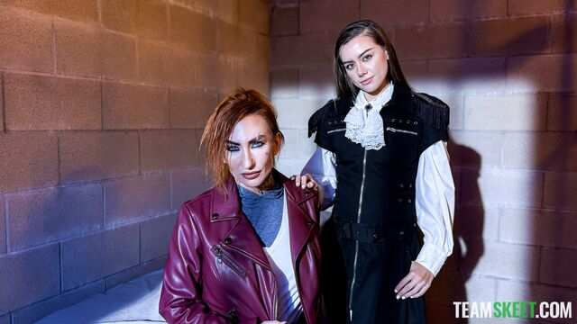 Рыжая сучка с большими дойками порадовала киску подруги в лесби порно...