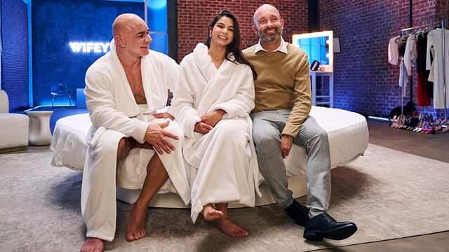 Муж смотрит как его молодая жена с аппетитной попкой делает минет другому...