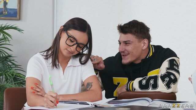 Сисястая студентка взяла за щеку член чтобы сделать крутой минет...