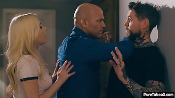 Блондинка на диване доводит своего друга до оргазма простым хардкором...