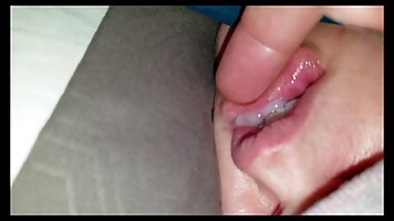 Парень под одеялом включил камеру, чтобы снять домашний минет с подругой...